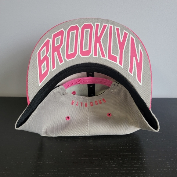 T&T BROOKLYN Snapback Baseball Cap in Gray and Pink - Picture 4 of 10